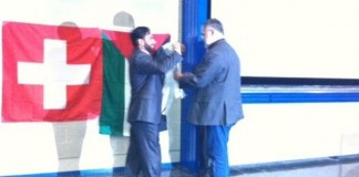 Der damalige Nationalrat Carlo Sommaruga (SP) bekam am 18. Januar 2012 von Hamas-Vertreter Mushir al Masri einen Schal geschenkt. Foto zVg