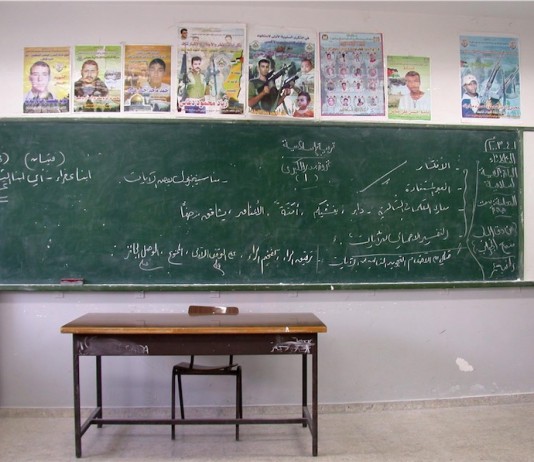 Symbolbild. Poster von Selbstmordattentätern in Palästinensischer Schulklasse in Tul Karem. Foto IDF/Flic
