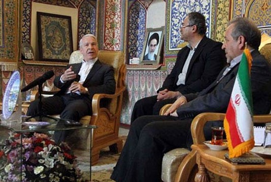 Joel C. Hunter im Gespräch mit dem Gouverneur von Isfahan. Foto The Clarion Project)