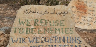 "Wir weigern uns Feinde zu sein" - Stein vor dem Zelt der Völker. Foto: Johannes Gerloff