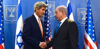 „John Kerry and Benjamin Netanyahu July 2014“ von U.S. Department of State - Lizenziert unter Public domain über Wikimedia Commons.
