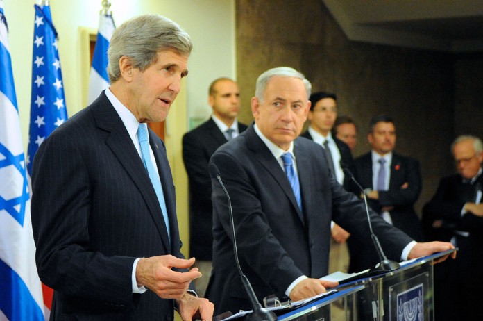 „Secretary Kerry and Israeli Prime Minister Netanyahu Address Reporters (11712718064)“ von U.S. Department of State from United States - Lizenziert unter Public domain über Wikimedia Commons