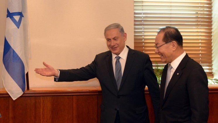 Israels Premierminister Benjamin Netanyahu mit dem Stellvertretenden Premier- und Bildungsminister Südkoreas, Hwang Woo-yea,