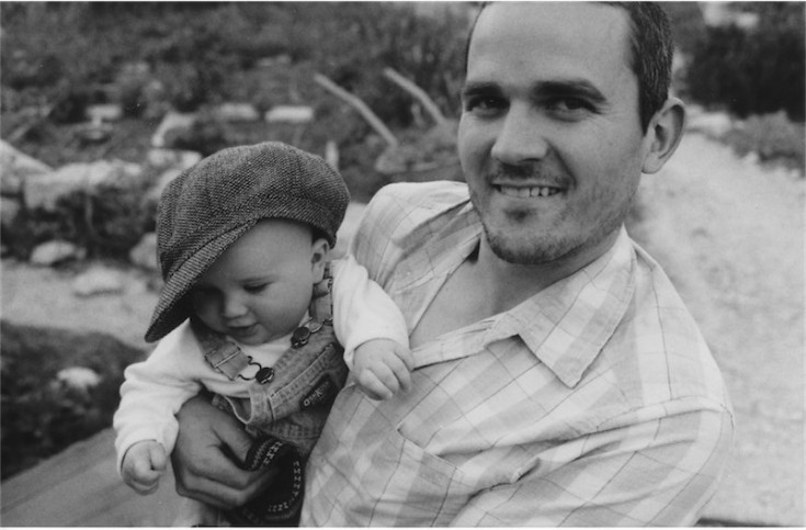 Asher Palmer, am 25.9. 2011 mit seinem Baby Jehonathan tödlich veruglückt, nachdem sein Auto nahe Hebron mit Felsbrocken beworfen worden ist. Foto zVg