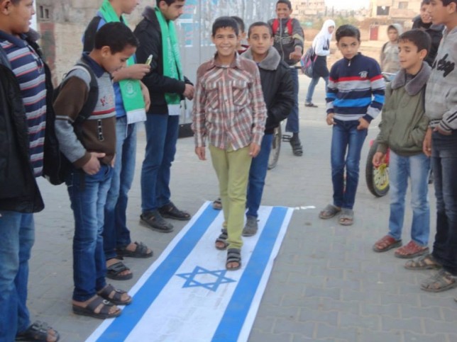 Bilder dokumentieren eine anti-israelischen "Feier" in der Yabna Mittelschule in Rafah. Foto Facebook