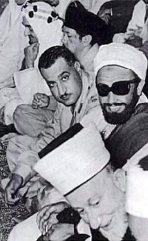 Amin al-Husseini blieb über Jahrzehnte hinweg auf den Höhen der Macht. Er repräsentierte im April 1955 "Palästina" auf der Konferenz von Bandung, wo er (vorne) zusammen mit König Faisal von Saudi-Arabien (oben, mit Kopfbedeckung), Gamal Abdel Nasser aus Ägypten (Mitte, schaut in die Kamera) und Imam Ahmed aus dem Jemen (rechts, mit Sonnenbrille) betete.