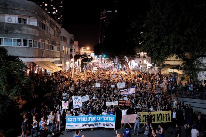 Tausende Israelis protestierten gegen den Gasdeal im Zentrum von Tel Aviv am 14. November 2015. Foto Tomer Neuberg/Flash90