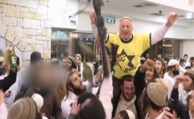 Ein Hochzeitsbesucher mit einem T-Shirt der rechtsextremistischen und in Israel illegalen Kach-Partei. Foto Mako