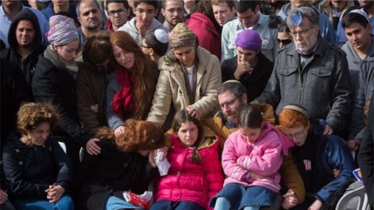 Die Familie von Dafna Meir während der Beisetzung. Foto Yonatan Sindel/Flash90