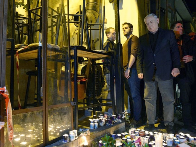 Ministerpräsident Netanyahu besucht den Tatort. Foto GPO/Haim Zach