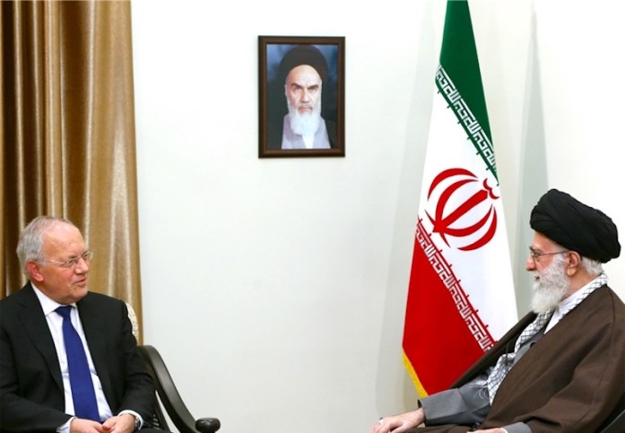 Bundespräsident Schneider-Ammannn mit Ayatollah Ali Khamenei, dem Obersten Führer des Irans. Foto "Website des Obersten Führer des Irans"