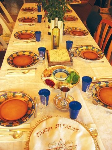 Festlicher Seder-Tisch mit Wein, Mazza und Seder Platte.Foto Gilabrand CC BY 2.5