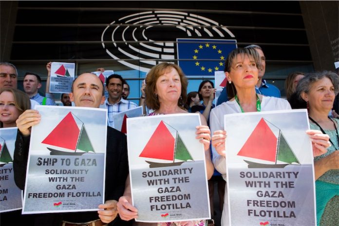 Die Konföderale Fraktion der Vereinten Europäischen Linken/Nordischen Grünen Linken (GUE/NGL) solidarisch mit der „Gaza Freedom Flotilla“, 1. Juli 2015. CC BY-NC-ND 2.0- Foto Flickr.com / GUE/NGL