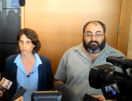 Yuli Novak und Yehuda Shaul während einer Pressekonferenz. Foto Screenshot nrg.co.il