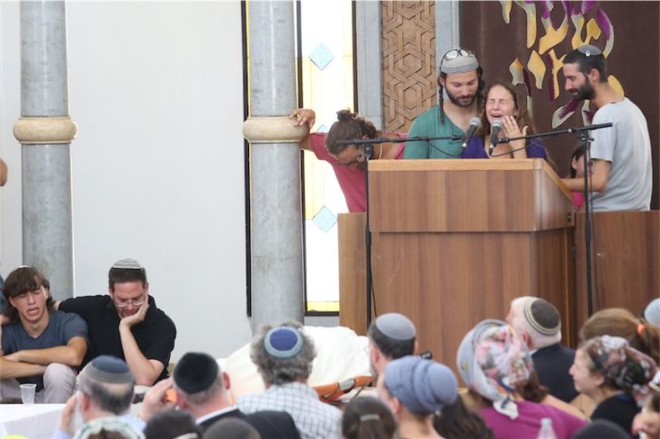 Mitglieder der Familie des Opfers während den Trauereden in der Otniel Jeschiwa, die von Rabbiner Michael Mark verwaltet wurde. Foto Hillel Maeir/TPS
