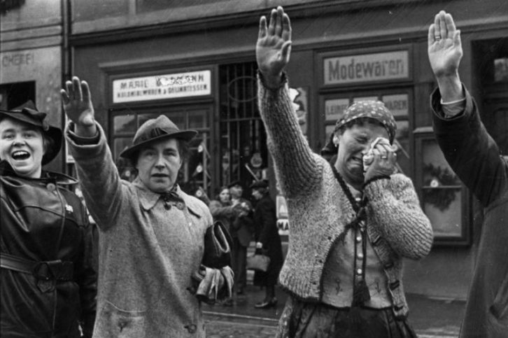 Zivilisten beim Einmarsch deutscher Truppen in Eger, Tschechoslowakei 1938. Foto Von Bundesarchiv, Bild 183-H13160 / Unbekannt / CC BY-SA 3.0 de, Wikimedia Commons.