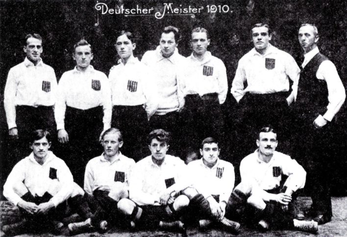 Julius Hirsch (unten, zweiter von rechts) mit der Meistermannschaft des KFV 1910.. Foto PD