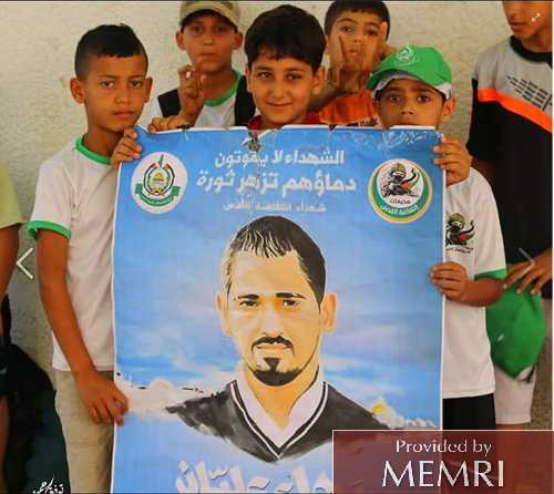 Kinder zeigen ein Plakat des Terroristen Baha Aliyan mit der Überschrift " Die Märtyrer sterben nie , ihr Blut leuchtet für die Revolution". Foto Memri/ Facebook.com/aqsatvchannel , 20. Juli 2016