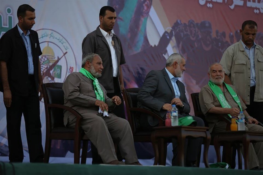 Von links nach rechts : Mahmoud Al - Zahar , Isma'il Haniyeh und Ahmad Bahar in einem Camp während einer Abschlussfeier. Foto Alqassam.ps , 23. Juli 2016 
