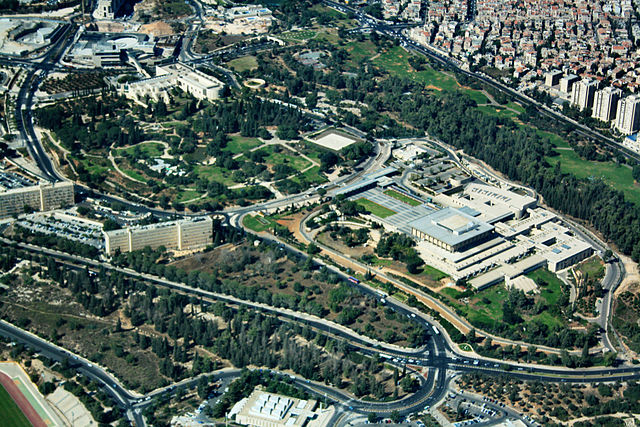 Die Knesset (das israelische Parlament) und weitere Regierungsgebäude in Jerusalem. Foto Neukoln, CC BY-SA 3.0, Wikimedia Commons.