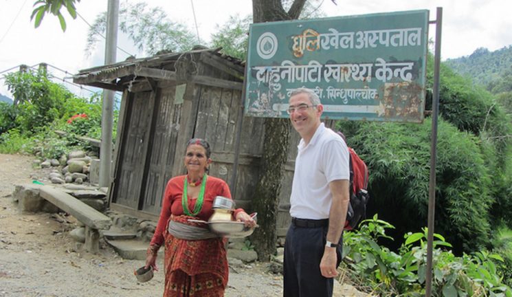 Prof. Yehuda Neumark von der School of Public Health weiht ein Projekt in Kathmandu ein. Foto zVg
