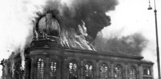 Die brennende orthodoxe Synagoge am Börneplatz in Frankfurt am Main. Foto Vashem Fotoarchiv