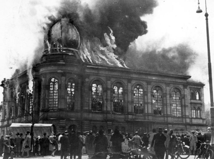 Die brennende orthodoxe Synagoge am Börneplatz in Frankfurt am Main. Foto Vashem Fotoarchiv