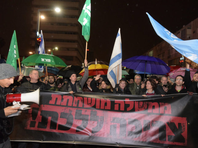 Am 14. Januar 2017 demonstrierten in Tel Aviv einige Hundert Personen linker Organisationen gegen Netanyahu. Foto Niv Aronson / Walla.co.il