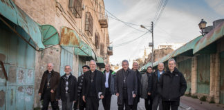 Vertreter der Bischofskonferenzen unterwegs auf einer Tour in Hebron organisiert von ‘Breaking the Silence’. Foto Catholic Church (England and Wales), Flickr. com. CC BY-NC-SA 2.0