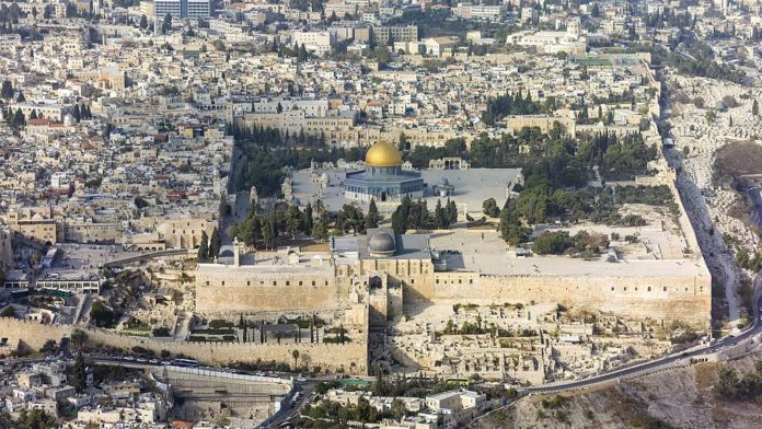 Eine Luftaufnahme des Tempelbergs in Jerusalem und ein Blick auf die Altstadt. Foto Andrew Shiva / Wikipedia, CC BY-SA 4.0, Wikimedia Commons.