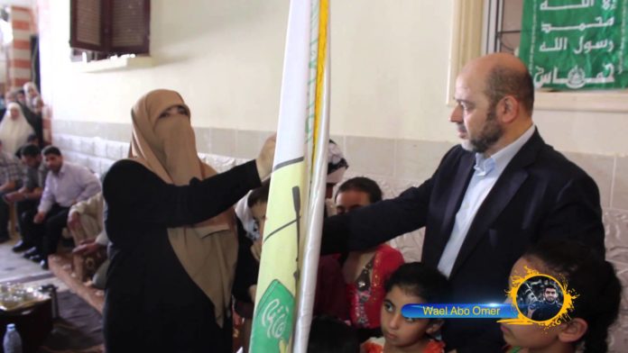 Visum für einen Umstrittenen. Mousa Abu Marzouk, der als nächster Hamas-Chef gehandelt wird, konnte offenbar problemlos in die Schweiz einreisen. Hier zu Besuch bei der Mutter eines 