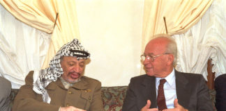 Rabin mit PLO Führer Arafat in Casablanca 1994. Foto Saar Yaacov/GPO, CC BY-SA 3.0, Wikimedia Commons.