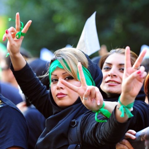 Frauen demonstrieren nach den iranischen Präsidentschaftswahlen im Juni 2009. Foto Hamed Saber - originally posted to Flickr as 5th Day - 3V, CC BY 2.0, Wikimedia Commons.
