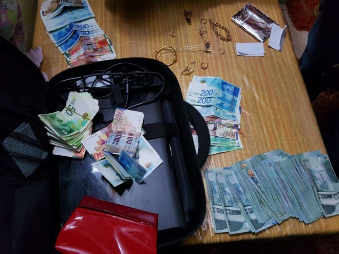 Die Sicherheitskräfte beschlagnahmten Bargeld in israelischer und ausländischer Währung im Gesamtwert von rund 54'000 Dollar. Foto Israeli Police