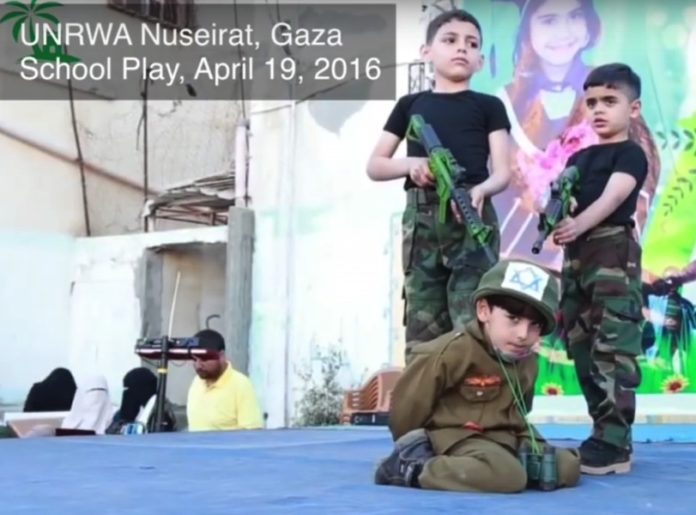 Kinder-Theateraufführung an einer UNRWA Schule in Gaza im April 2016. Foto Screenshot Youtube.