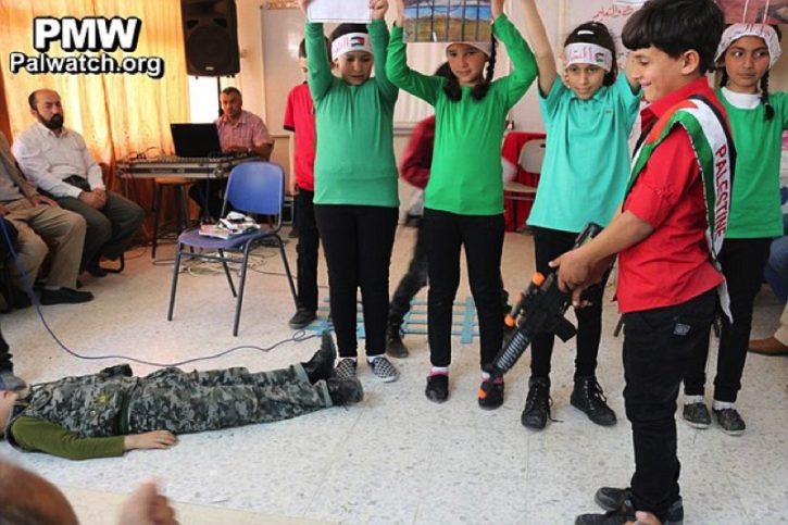 In einem Klassenzimmer "spielen" Kinder an der Al-Surra-Schule das exekutieren von Israelis. Foto Facebook der Schule / PMW