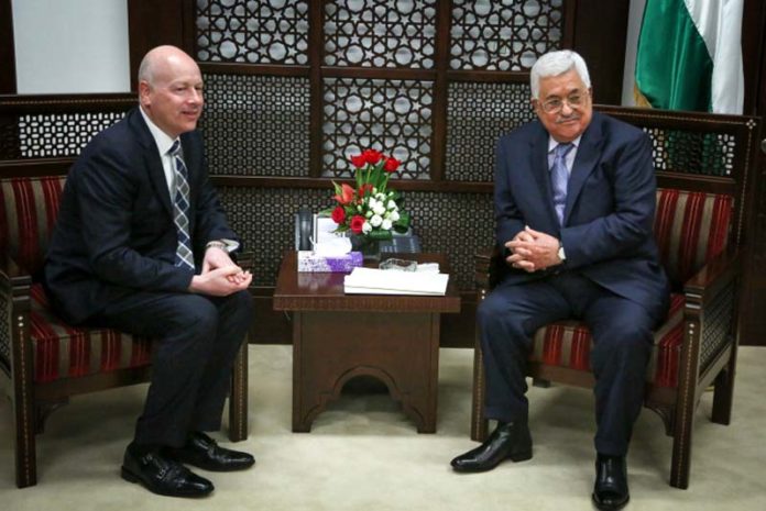 Der Präsident der palästinensischen Autonomiebehörde Mahmoud Abbas (rechts) bei einem Treffen mit dem US-Unterhändler Jason Greenblatt (links) am 14. März 2017 in Ramallah. Foto Flash90