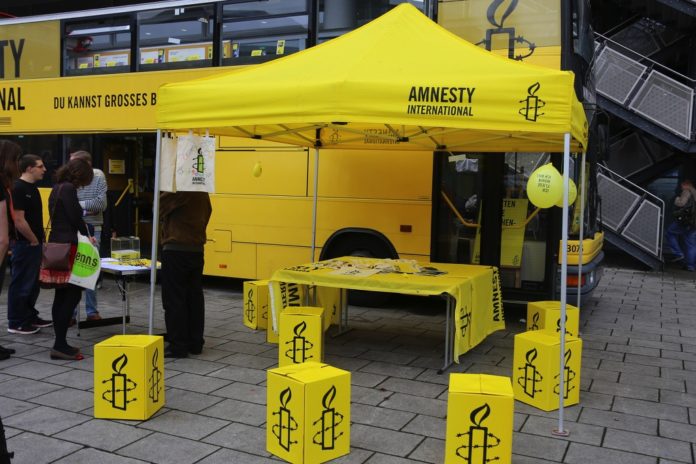 Stand von Amnesty International. Foto Metropolico.org / Flickr.com. (CC BY-SA 2.0)