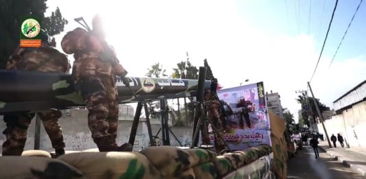 Bewaffnete Hamas-Milizen bei einer Parade mit einem auf einem Fahrzeug montierten Raketenwerfer im Dezember 2016 in Gaza. Foto Screenshot Youtube / Hamas