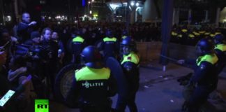 Die niederländische Polizei in Rotterdam benutzte am 11. März 2017 Schlagstöcke, Hunde und Wasserwerfer um einen Aufruhr von Pro-Erdogan-Demonstranten zu kontrollieren. Foto RT Video Screenshot