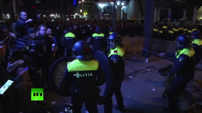 Die niederländische Polizei in Rotterdam benutzte am 11. März 2017 Schlagstöcke, Hunde und Wasserwerfer um einen Aufruhr von Pro-Erdogan-Demonstranten zu kontrollieren. Foto RT Video Screenshot