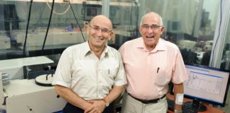 Avigdor Scherz und Yoram Salomon vom Weizmann-Institut für Wissenschaften in Rechovot. Foto Weizmann-Institut