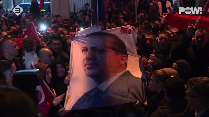 Pro-Erdogan Demonstration in Rotterdam im März 2017. Foto Screenshot Youtube