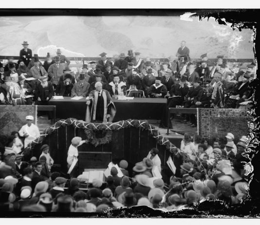 Lord Balfour spricht im April 1925 bei der Gründung der Hebräischen Universität in Jerusalem. Hinter ihm sitzen der erste israelische Staatspräsident Chaim Weizmann und Oberrabbiner Avraham Kook. Foto PD