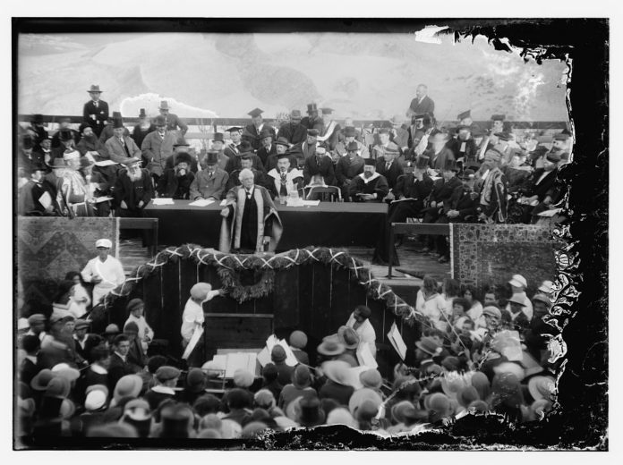 Lord Balfour spricht im April 1925 bei der Gründung der Hebräischen Universität in Jerusalem. Hinter ihm sitzen der erste israelische Staatspräsident Chaim Weizmann und Oberrabbiner Avraham Kook. Foto PD