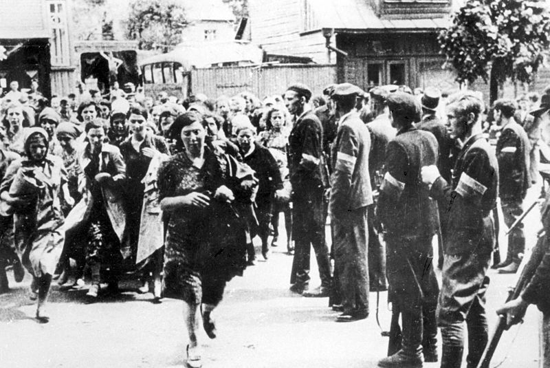 zusammengetrieben. Unter den Augen Deutschen Wehrmacht und der SS ermordeten litauische Nationalisten in Kowno (Kaunas/Kauen) vom 24. bis 29. Juni 1941 rund 3800 Juden und Jüdinnen im Zuge pogromartiger Gewaltexzesse und Massenerschiessungen.