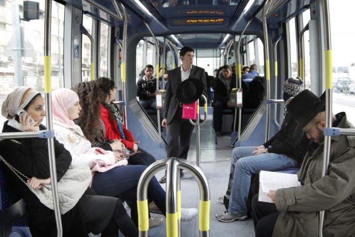 Araber und Juden in der Strassenbahn in Jerusalem. Foto Miriam Alster / Flash90