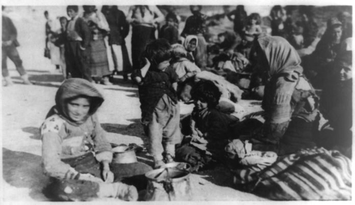 Armenische Flüchtlinge in Syrien 1915. Foto American Committee for Relief in the Near East, Public Domain, Wikimedia Commons.