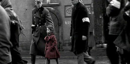 Szene aus Schindlers Liste, ein Spielfilm von Steven Spielberg. Foto Screenshot Youtube