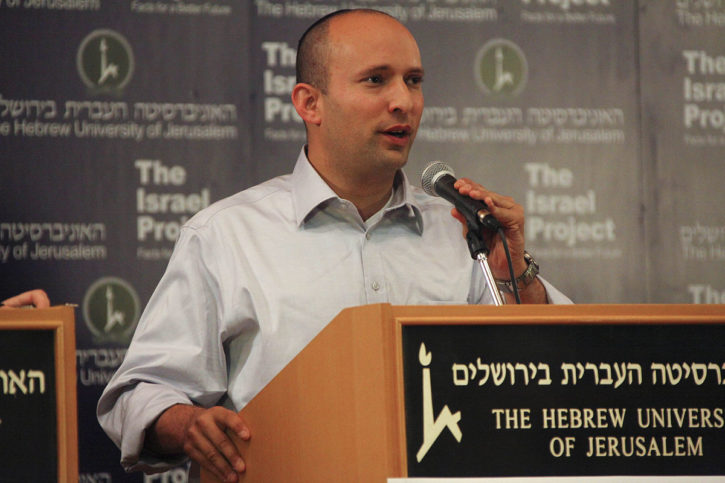 Naftali Bennett, Major der IDF (Reserve) ist israelischer Bildungsminister und Mitglied des Sicherheitskabinetts. Foto The Israel Project - HUJI Election Debate, CC BY-SA 2.0, Wikimedia Commons.